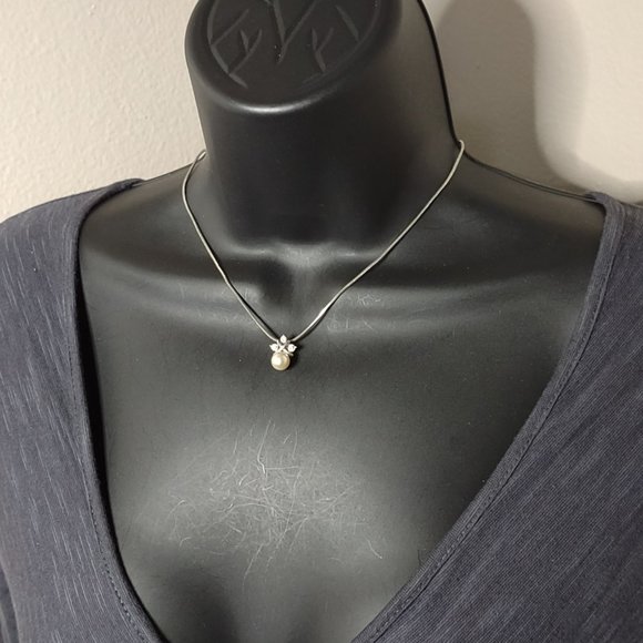Vintage Avon Silver Tone And Faux Pearl Pendant Necklace Adjustable 16 To 18.5 - Picture 9 of 9